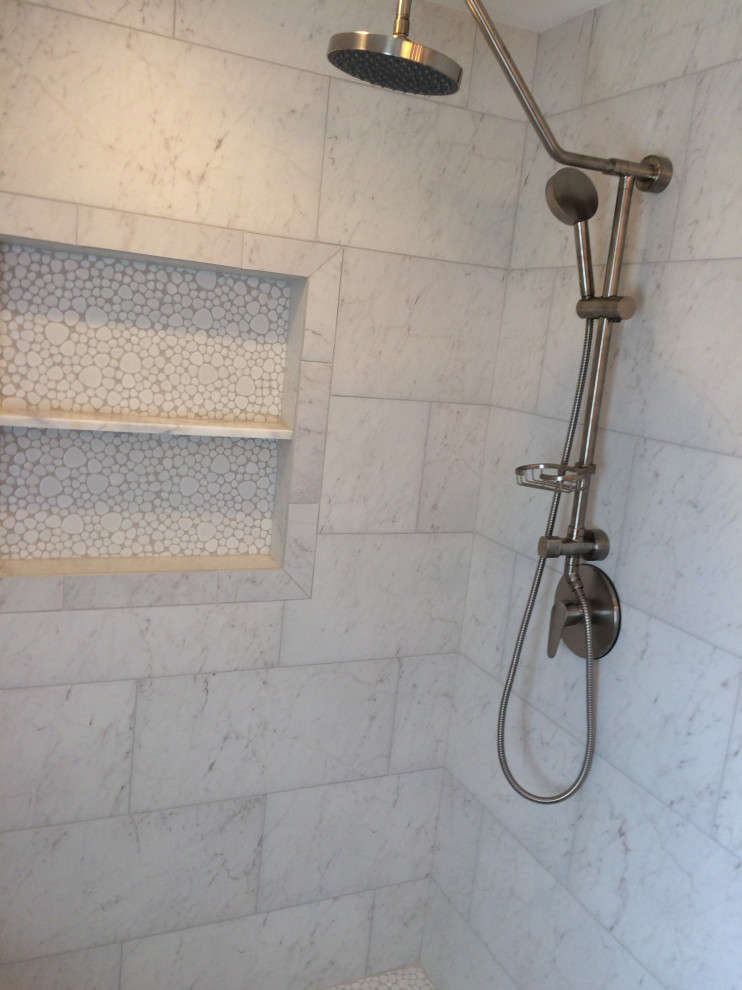 Esempio di una stanza da bagno design con piastrelle bianche, nicchia e piastrelle di ciottoli