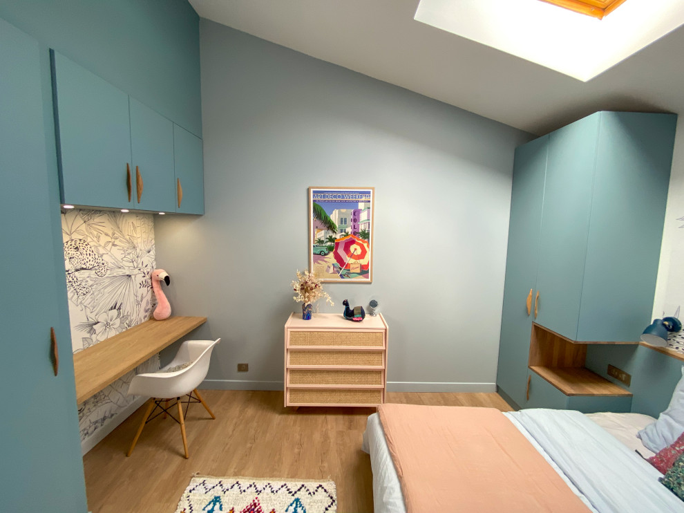 Photo of a mid-sized contemporary gender-neutral kids' room in Bordeaux with blue walls, light hardwood floors and beige floor.