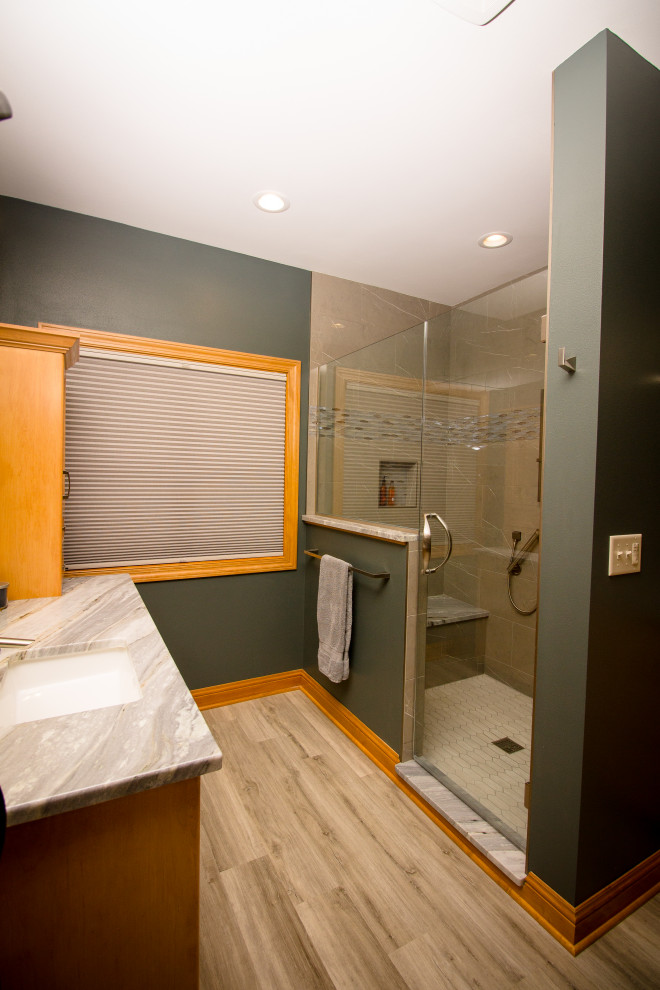 Idéer för att renovera ett vintage flerfärgad flerfärgat en-suite badrum, med skåp i shakerstil, skåp i mellenmörkt trä, en dusch i en alkov, en bidé, porslinskakel, gröna väggar, vinylgolv, ett undermonterad handfat, granitbänkskiva och dusch med gångjärnsdörr