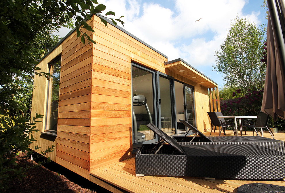 This is an example of a mid-sized modern detached studio in Sussex.