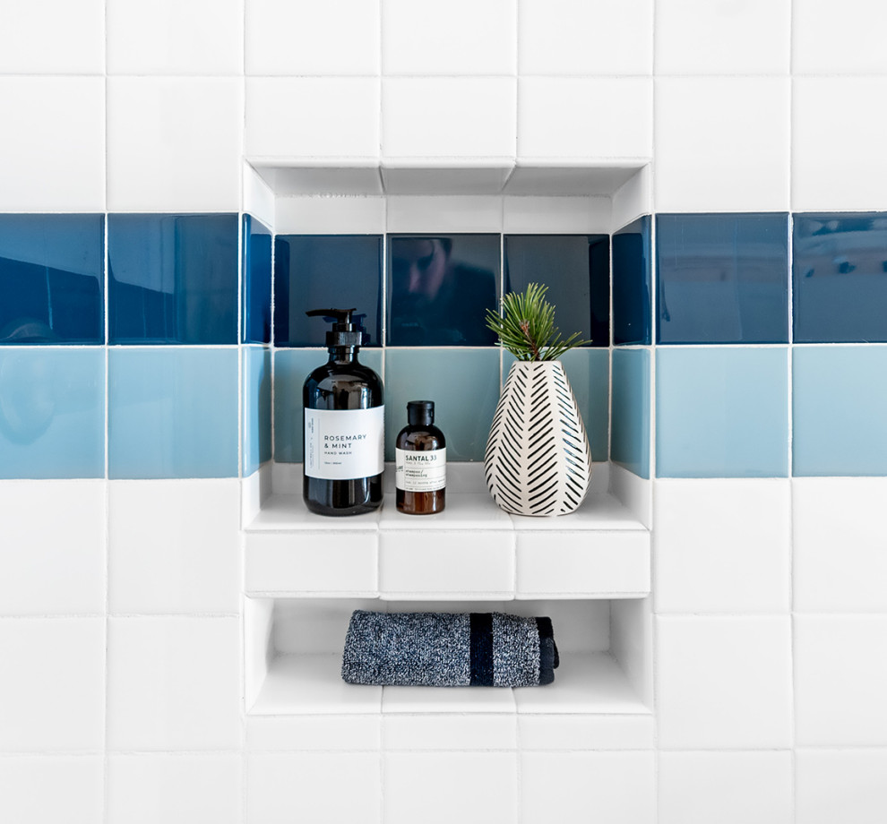 Ispirazione per una stanza da bagno padronale stile rurale di medie dimensioni con doccia alcova, piastrelle multicolore, piastrelle diamantate e pareti multicolore