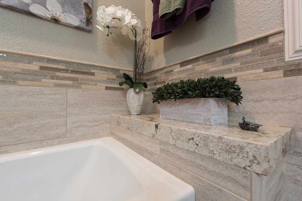 Imagen de cuarto de baño minimalista con puertas de armario de madera en tonos medios, baldosas y/o azulejos beige, suelo de baldosas de porcelana, lavabo bajoencimera y encimera de granito