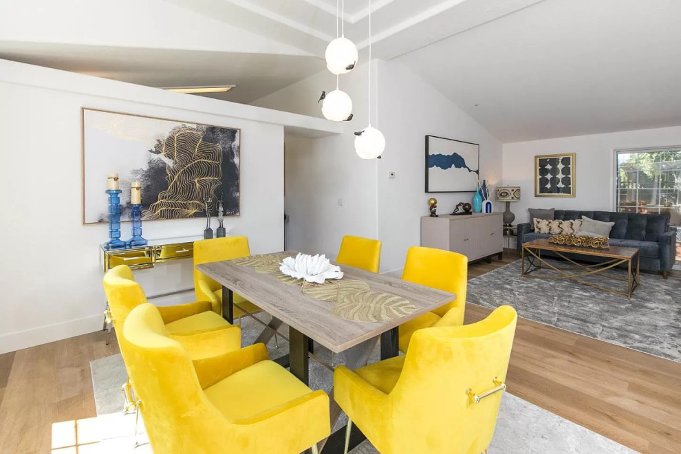 Aménagement d'une salle à manger contemporaine de taille moyenne avec un mur blanc, parquet clair, un sol beige, un plafond décaissé et différents habillages de murs.