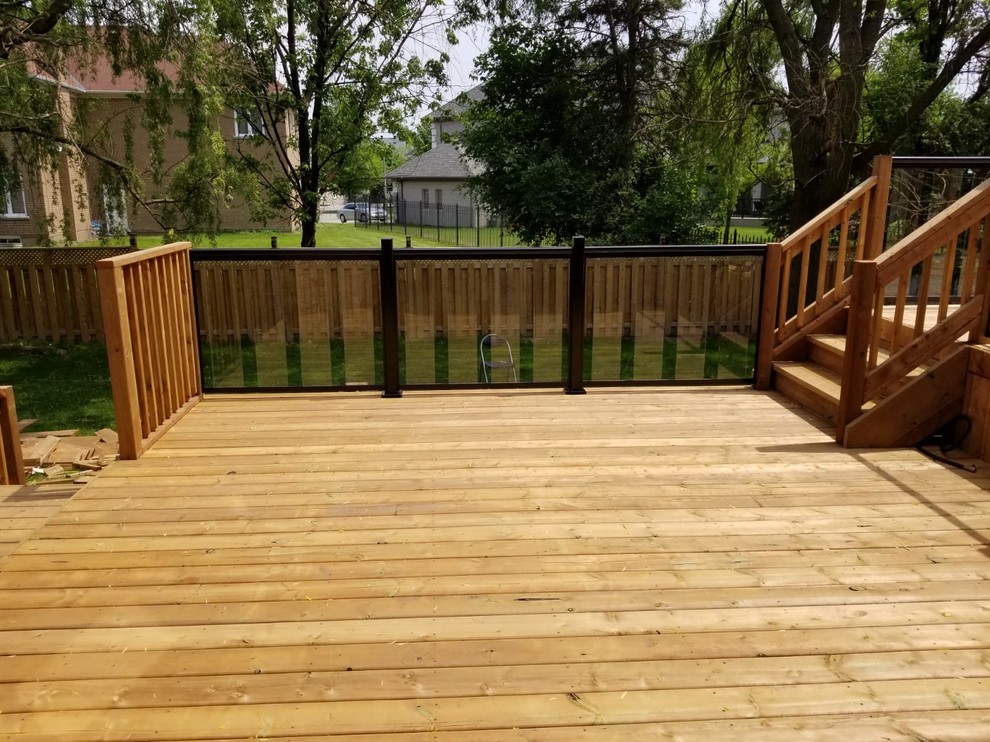 Example of a transitional deck design in Toronto