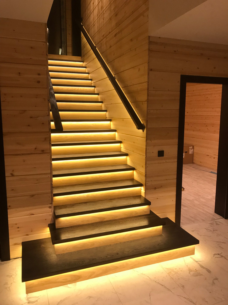 Источник вдохновения для домашнего уюта: прямая деревянная лестница в современном стиле с деревянными ступенями, деревянными перилами и стенами из вагонки