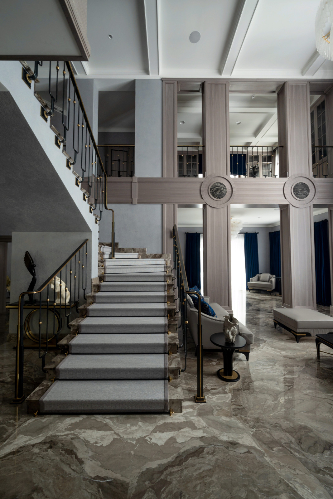 Лестничное ограждение в загородном доме в стиле ар-деко