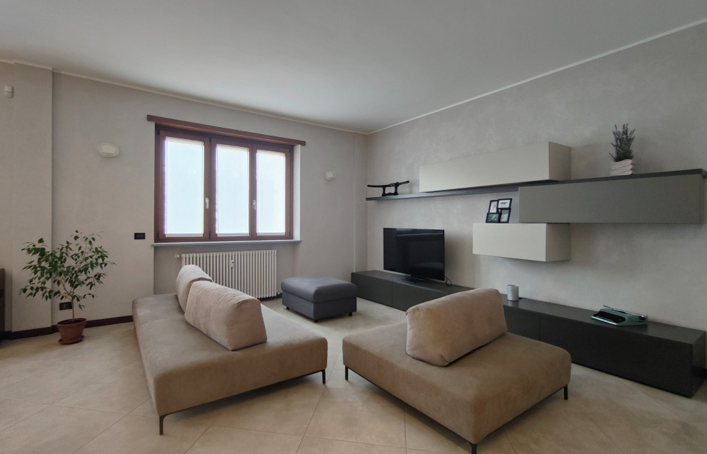 Imagen de sala de estar abierta moderna extra grande con paredes grises, suelo de baldosas de cerámica, suelo beige, bandeja y televisor independiente