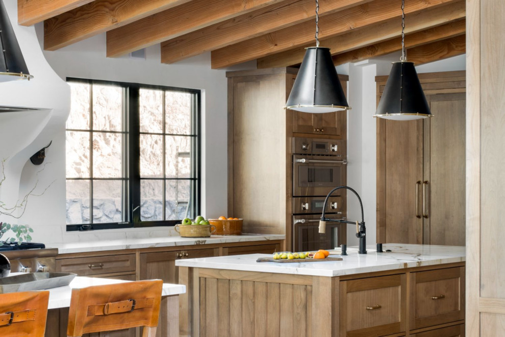 Bild på ett mellanstort funkis vit vitt kök, med en undermonterad diskho, skåp i shakerstil, skåp i mellenmörkt trä, bänkskiva i kvarts, vitt stänkskydd, stänkskydd i mosaik, rostfria vitvaror, mellanmörkt trägolv och en köksö
