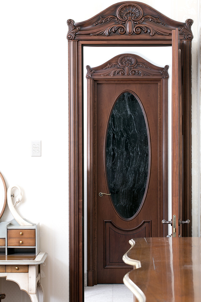 Межкомнатные двери из массива вишни