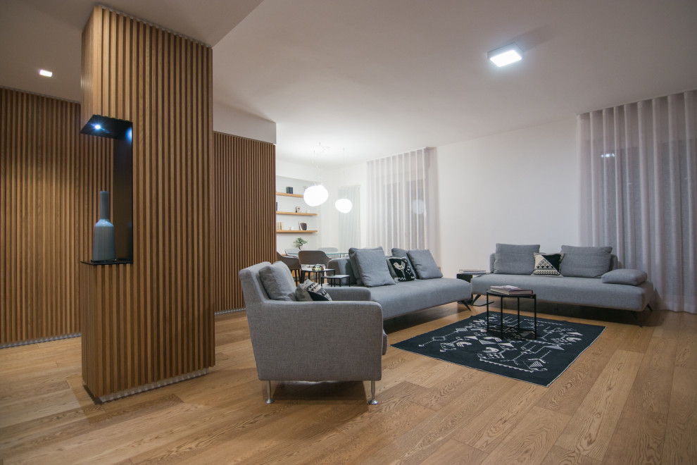 Kleines, Offenes Modernes Wohnzimmer mit braunem Holzboden, Multimediawand, eingelassener Decke und Holzwänden in Sonstige