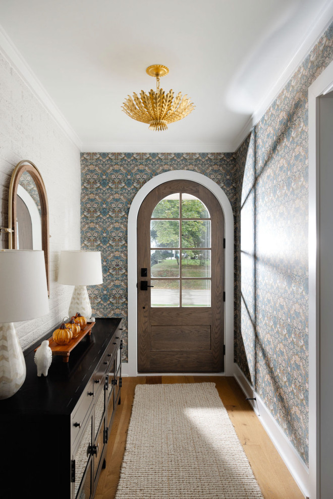 Example of a transitional entryway design in Chicago