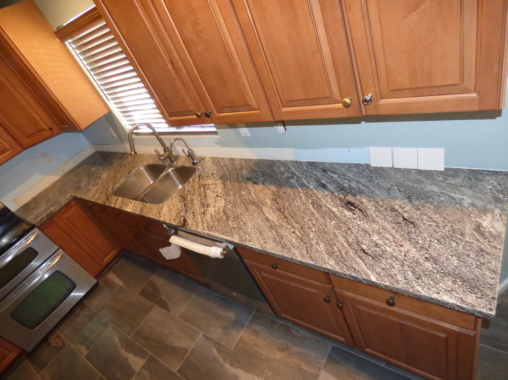 Example of a transitional home design design in Phoenix