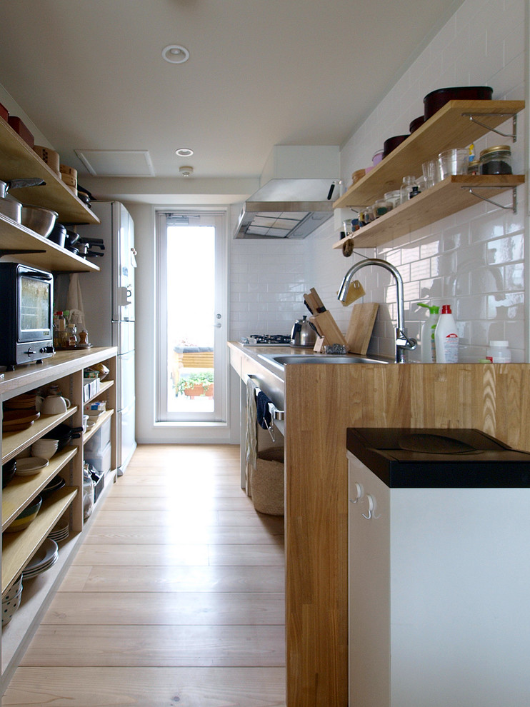 Design ideas for a midcentury single-wall separate kitchen in Tokyo.