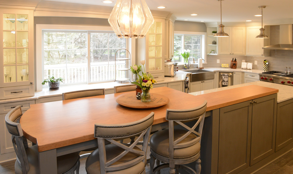 Kitchen - transitional kitchen idea in New York