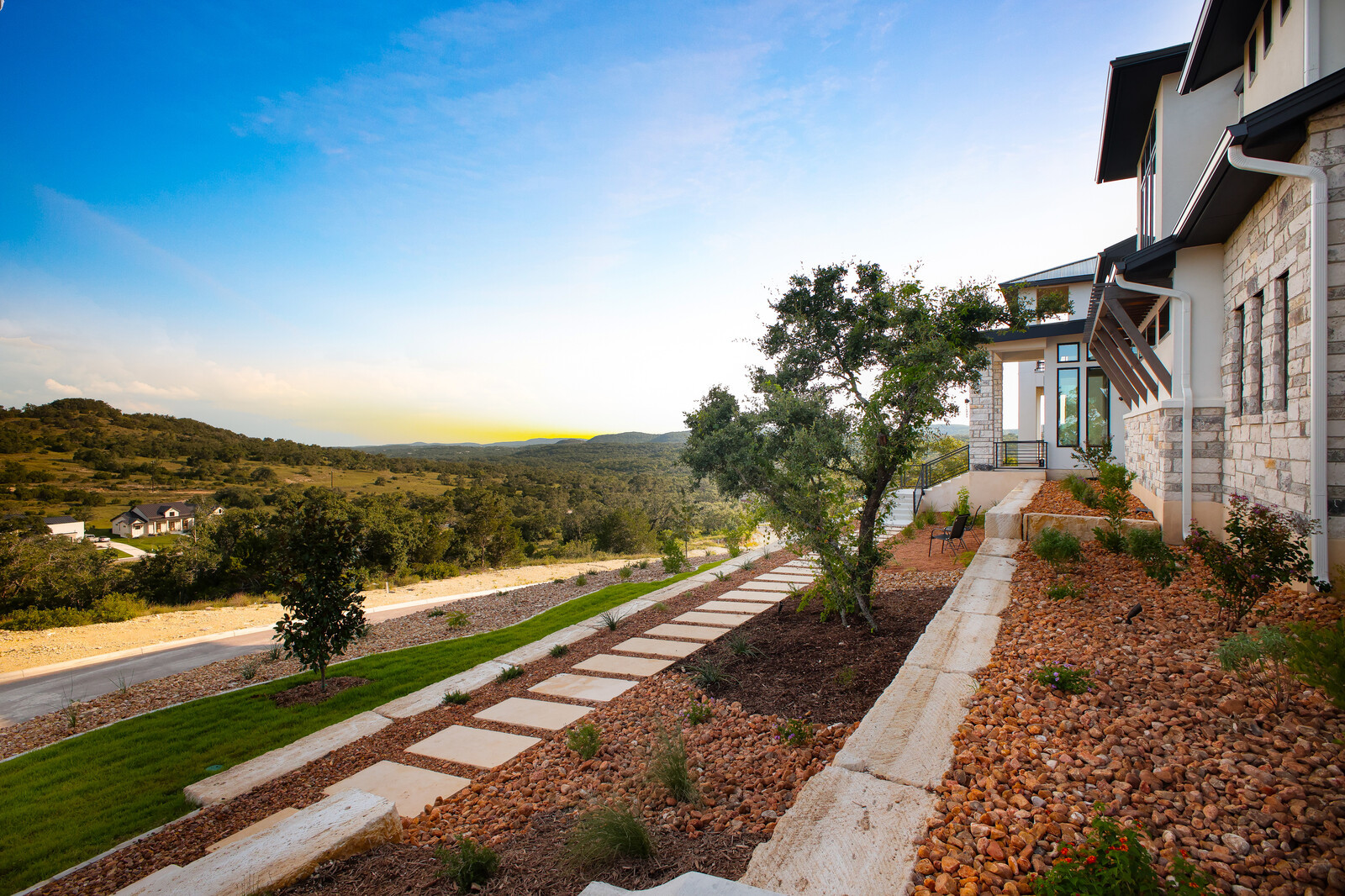 Modern: 4,950 ft², 4 BR/4 BA/2 ST home