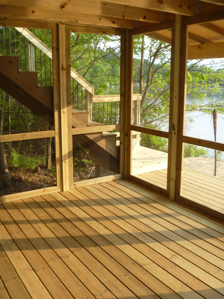 This is an example of a contemporary verandah in Grand Rapids.