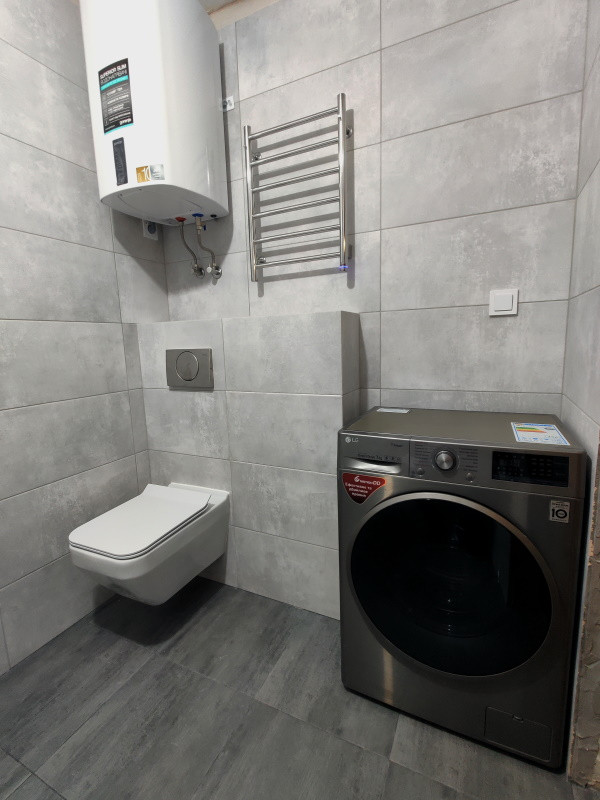 Комплексный ремонт ванной комнаты в серых тонах