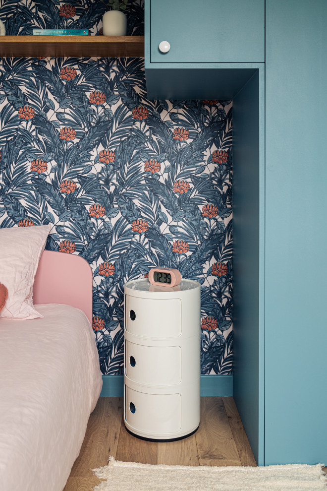 Источник вдохновения для домашнего уюта: нейтральная детская среднего размера в скандинавском стиле с спальным местом, синими стенами и светлым паркетным полом для подростка