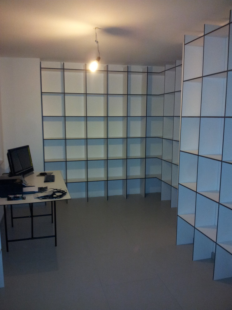 Mittelgroßes Modernes Lesezimmer mit weißer Wandfarbe, dunklem Holzboden, freistehendem Schreibtisch und braunem Boden in Sonstige