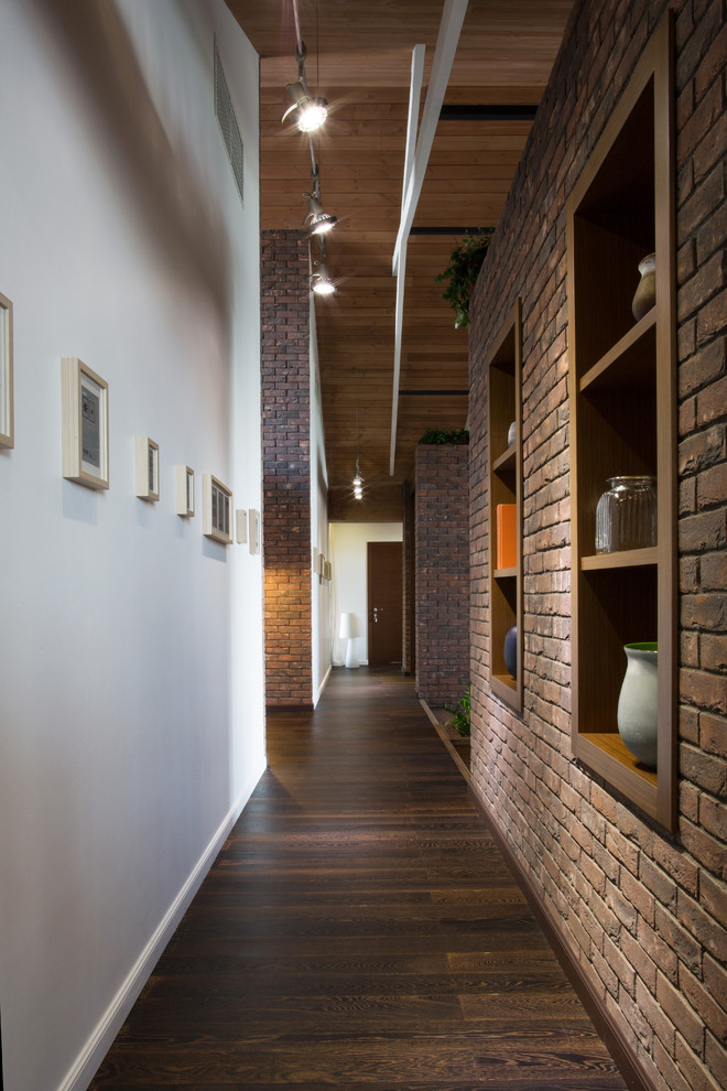 Источник вдохновения для домашнего уюта: большой коридор в современном стиле с коричневыми стенами, полом из ламината и коричневым полом