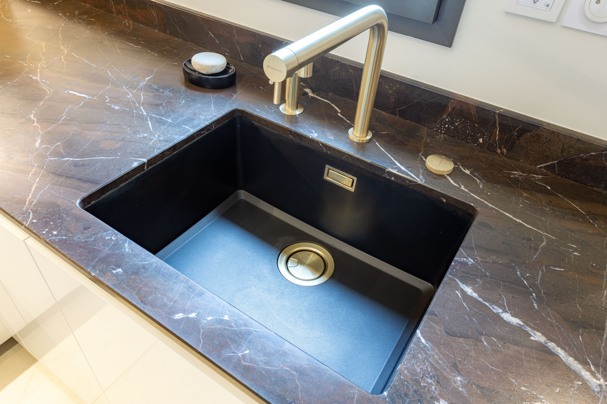 Création d'une cuisine chic et lumineuse dans une maison moderne