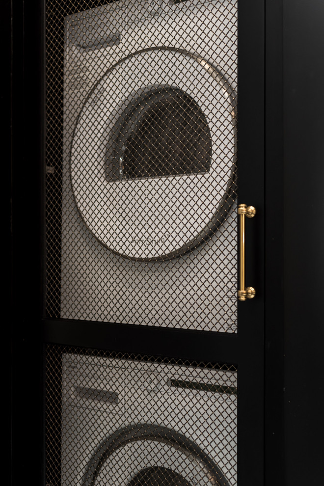 Свежая идея для дизайна: маленькая главная ванная комната в стиле неоклассика (современная классика) с фасадами с декоративным кантом, черными фасадами, раздельным унитазом, черной плиткой, мраморной плиткой, черными стенами, мраморным полом, консольной раковиной, мраморной столешницей, разноцветным полом, душем с распашными дверями, разноцветной столешницей, тумбой под одну раковину и напольной тумбой для на участке и в саду - отличное фото интерьера