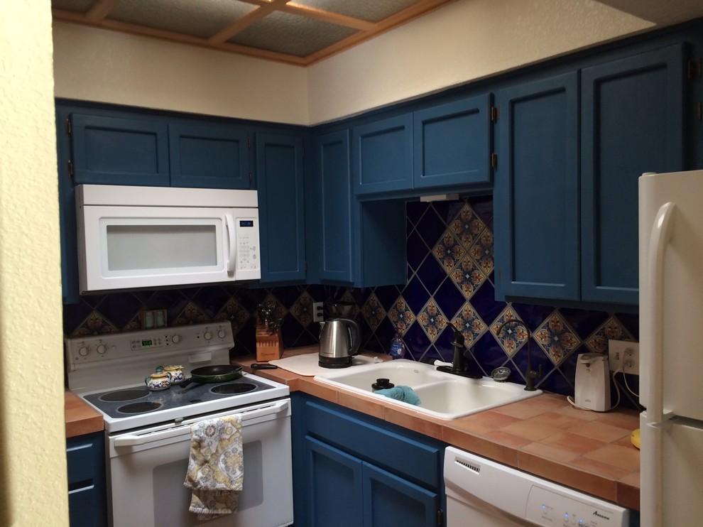 Example of an eclectic home design design in Phoenix