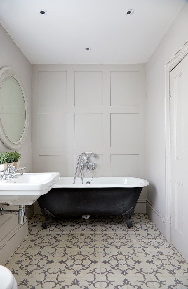 Inspiration for a transitional bathroom in London.