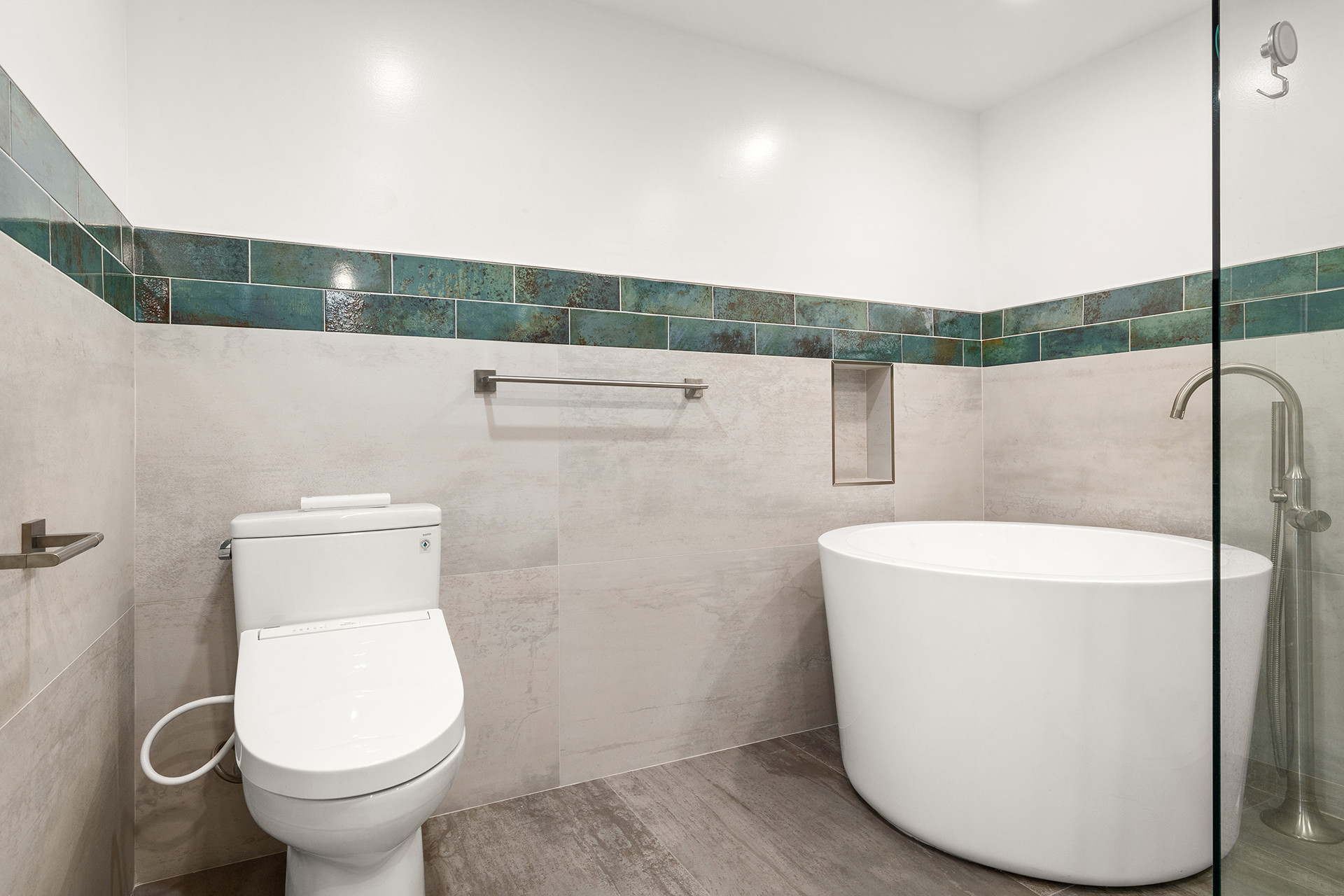 Santa Monica / Complete Bathroom Remodel