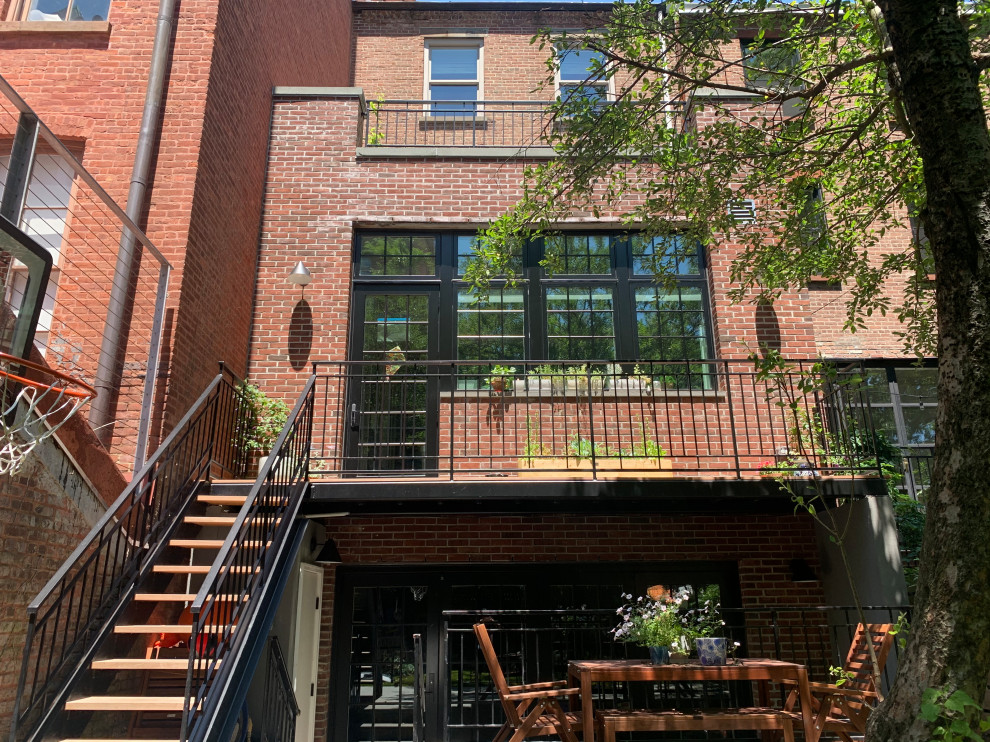 Geräumiger, Überdachter Klassischer Balkon mit Wohnung und Stahlgeländer in New York