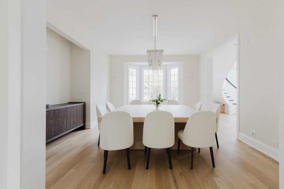 Modern Dining Room with Elegant Decor and Bright Natural Lighting