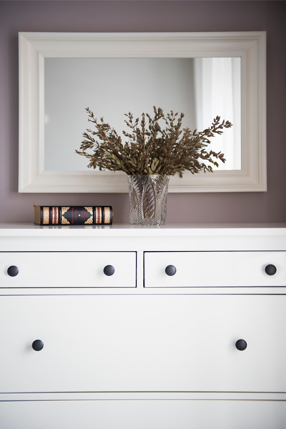 Кухня, декоративные балки и мебель в квартире с современным дизайном