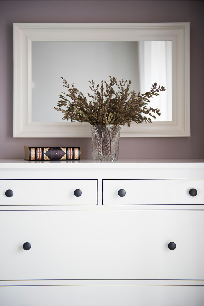 Кухня, декоративные балки и мебель в квартире с современным дизайном