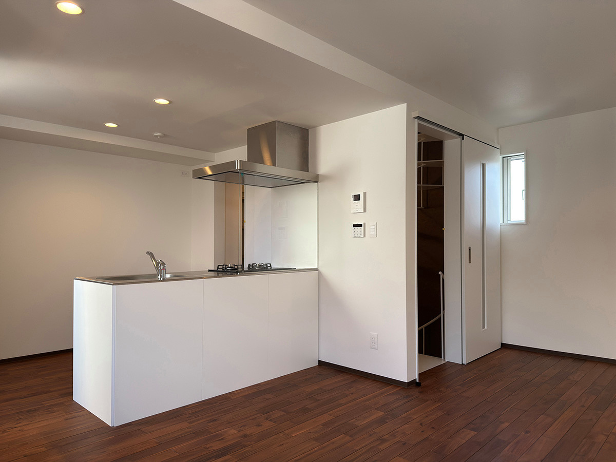 ２階 ダイニングからキッチンと階段室を望む