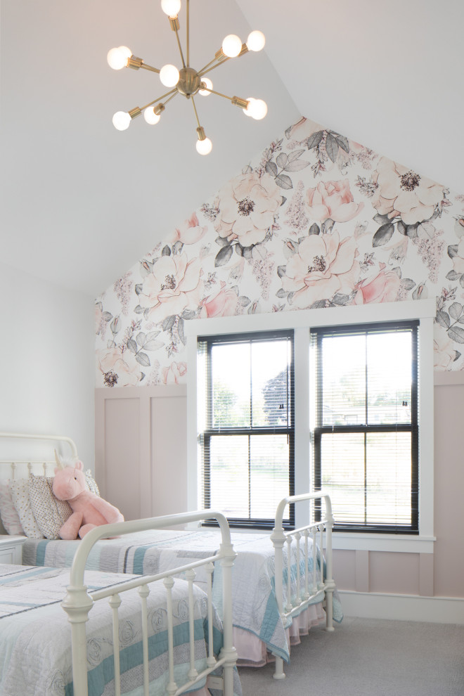На фото: детская среднего размера в стиле кантри с розовыми стенами, ковровым покрытием, серым полом, сводчатым потолком и обоями на стенах для девочки с