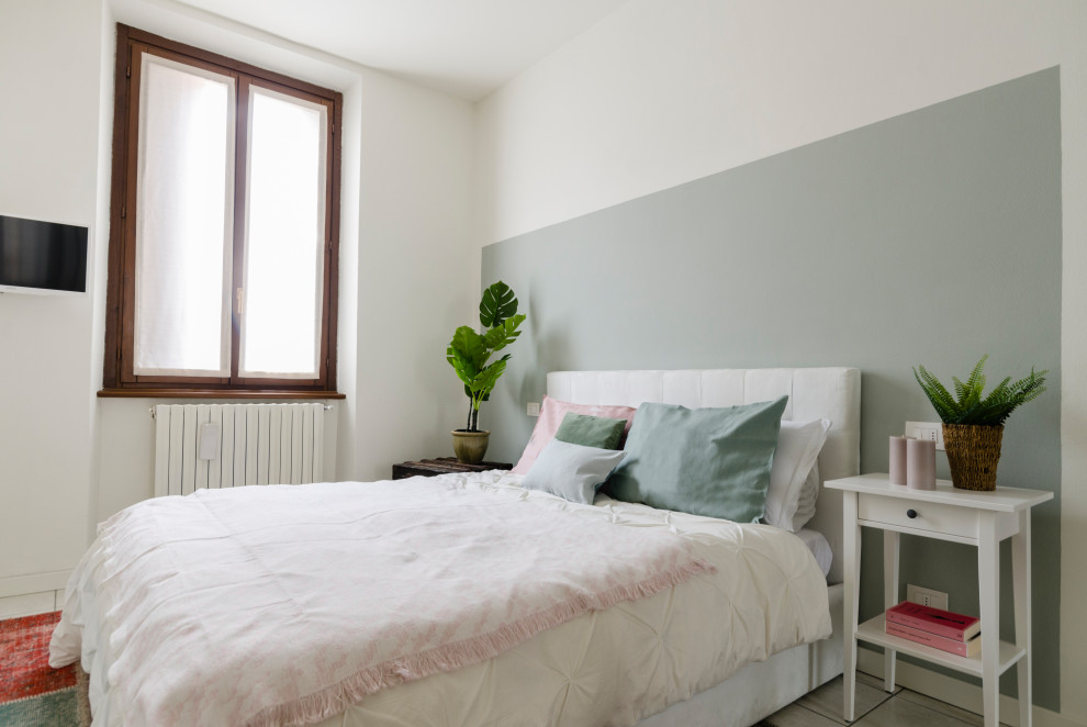 Cette photo montre une chambre parentale grise et blanche moderne de taille moyenne avec un mur gris, un sol en carrelage de porcelaine, aucune cheminée et un sol beige.