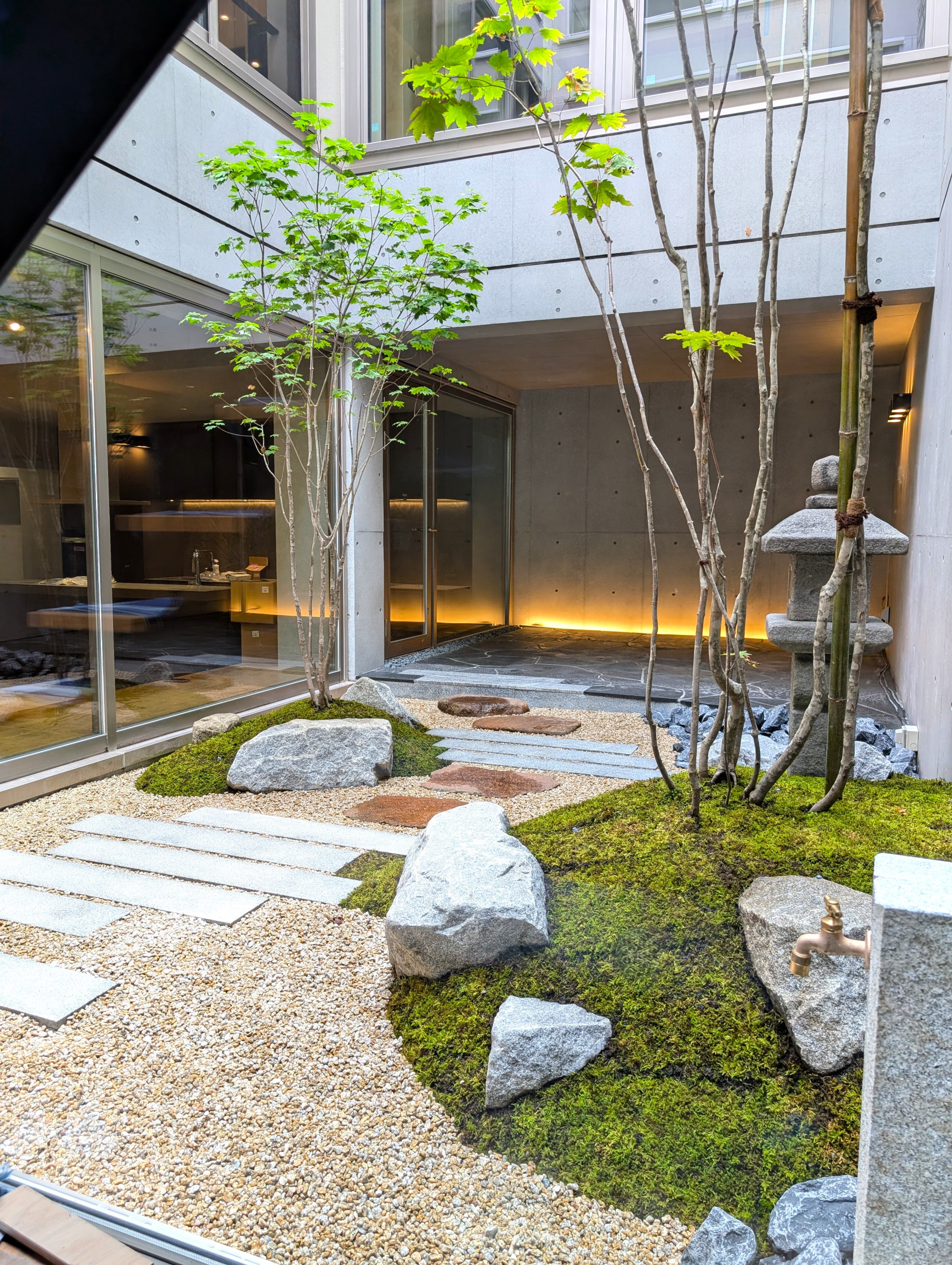 おしゃれな庭 (庭石) の画像 75選 - 2026 年 4月 | Houzz (ハウズ)