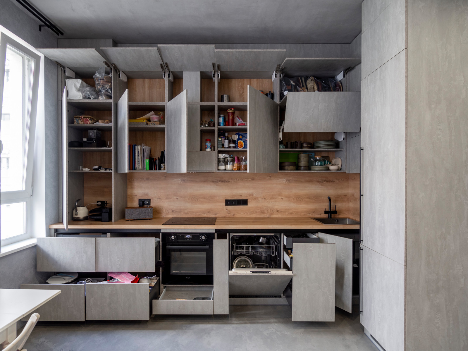 Элегантная минималистичная кухня в сером цвете