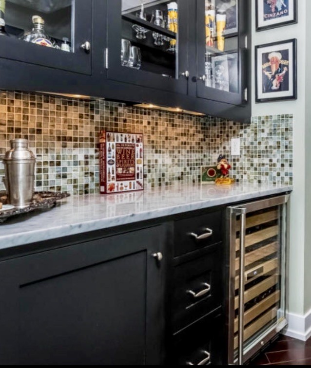 Transitional home design photo in Chicago