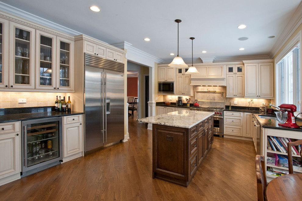 Home design - transitional home design idea in Chicago
