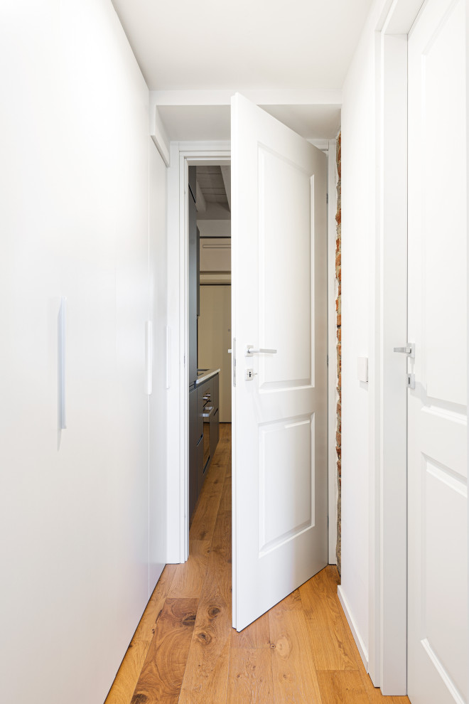 Идея дизайна: маленький коридор в скандинавском стиле с белыми стенами, светлым паркетным полом, коричневым полом, деревянным потолком и любой отделкой стен для на участке и в саду