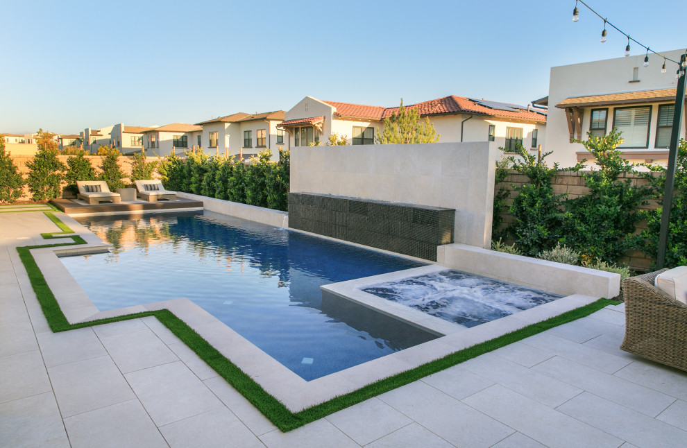 Идея дизайна: ландшафтный бассейн среднего размера, произвольной формы на заднем дворе в современном стиле с покрытием из плитки
