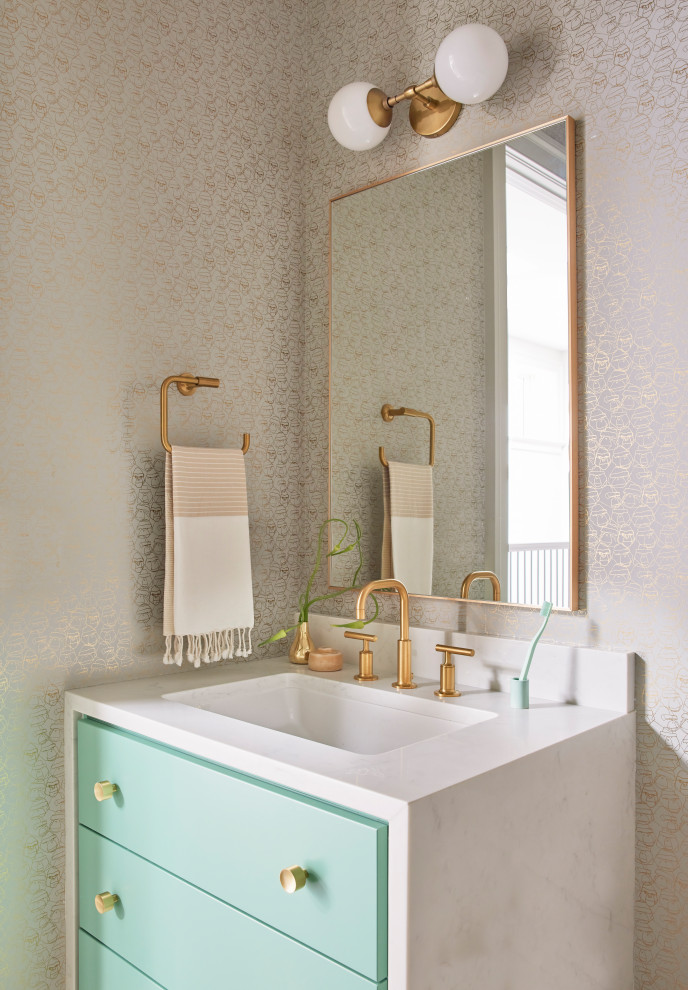 Inredning av ett modernt flerfärgad flerfärgat badrum med dusch, med släta luckor, turkosa skåp, flerfärgade väggar, bänkskiva i kvartsit och vitt golv