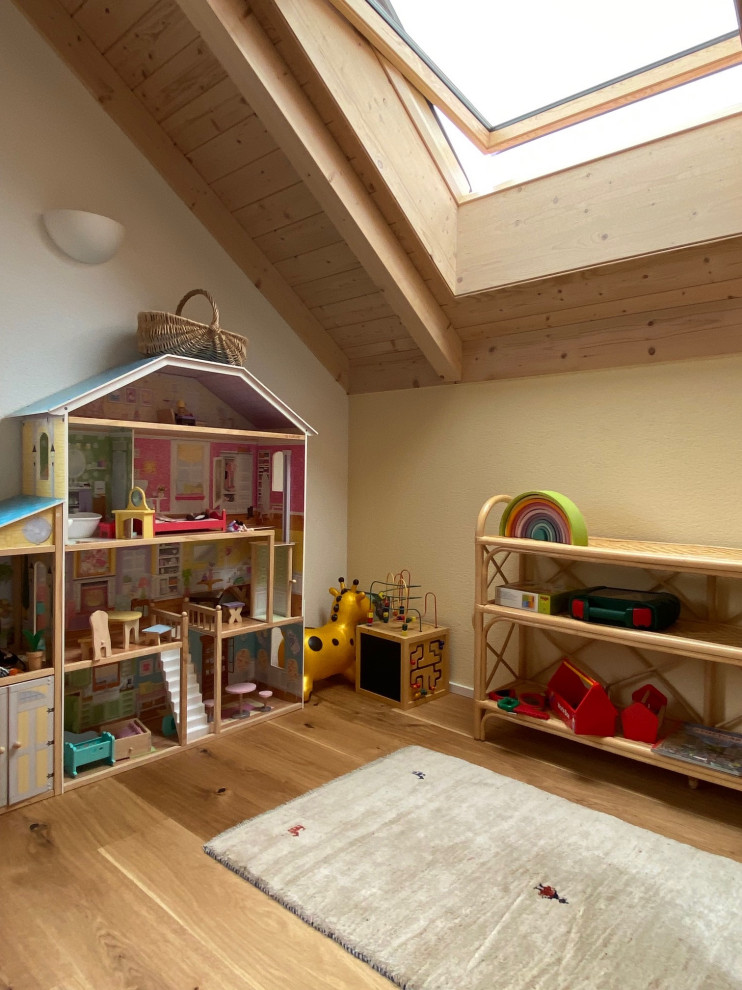 Mittelgroßes Landhausstil Mädchenzimmer mit Spielecke, gelber Wandfarbe, hellem Holzboden und beigem Boden in Stuttgart