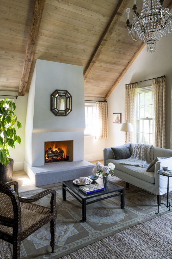 Aménagement d'une chambre parentale avec un mur blanc, une cheminée standard, un manteau de cheminée en plâtre et un plafond en bois.