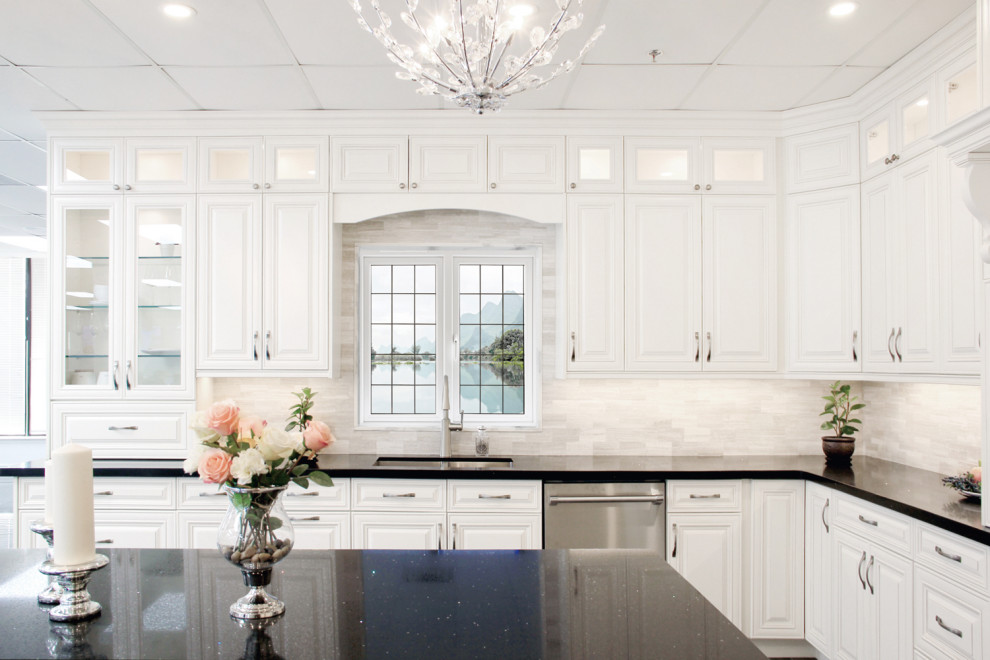 Transitional kitchen photo in Toronto
