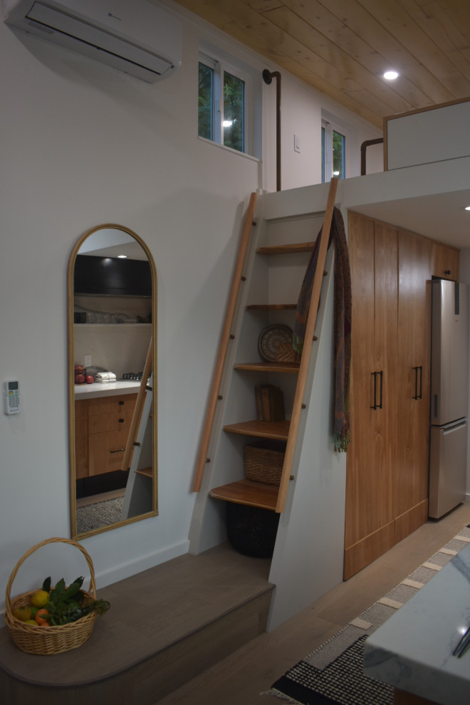 Cette photo montre un petit escalier droit tendance avec des marches en bois, des contremarches en bois et un garde-corps en matériaux mixtes.
