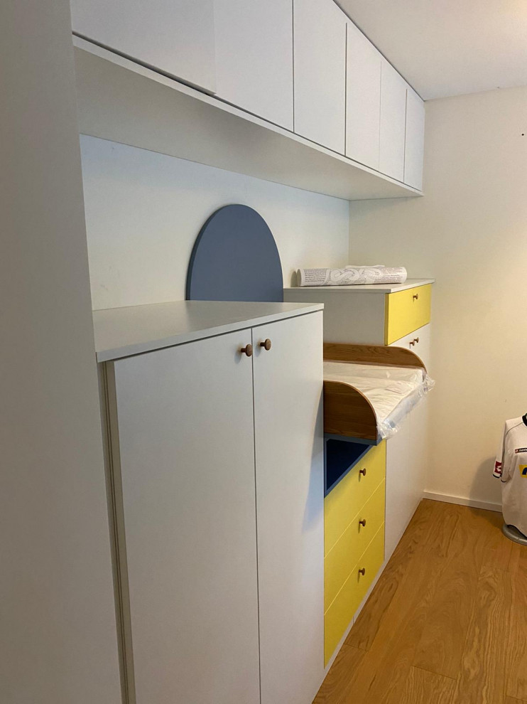 Mittelgroßes, Neutrales Klassisches Kinderzimmer mit Arbeitsecke, weißer Wandfarbe, braunem Holzboden und braunem Boden in Düsseldorf