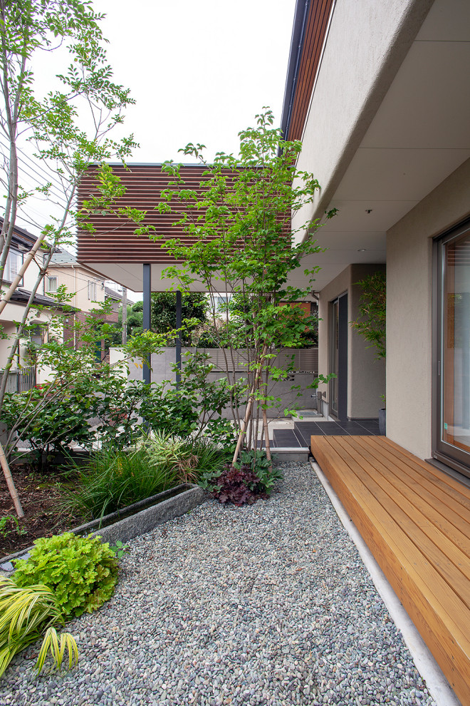 This is an example of a mid-sized modern front yard full sun outdoor sport court for summer in Tokyo with a container garden and mulch.