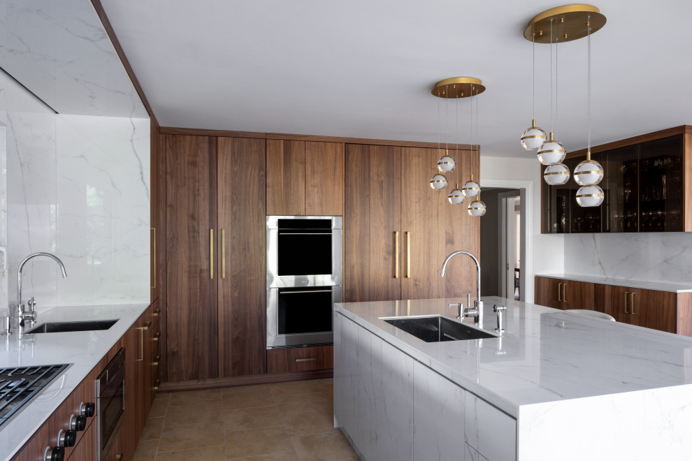 Idee per una cucina minimalista di medie dimensioni con lavello sottopiano, ante lisce, ante in legno bruno, paraspruzzi bianco, elettrodomestici da incasso, pavimento in gres porcellanato, pavimento beige e top bianco